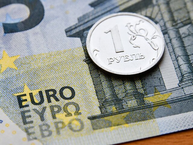 Курс евро упал ниже 98 рублей впервые с 5 июля