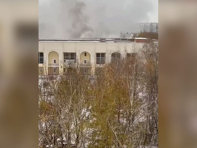 Здание гостиницы загорелось на юго-западе Москвы