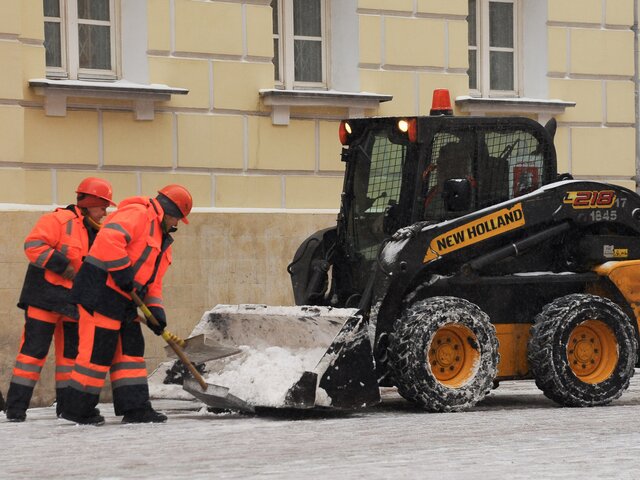 Городские службы Москвы ликвидируют последствия снегопада