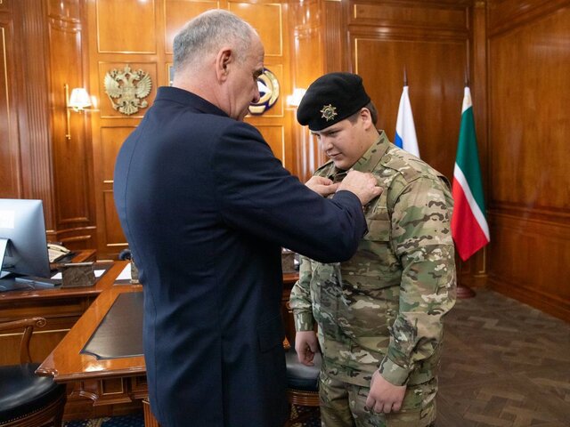 Глава Карачаево-Черкесии вручил сыну Кадырова высшую государственную награду республики