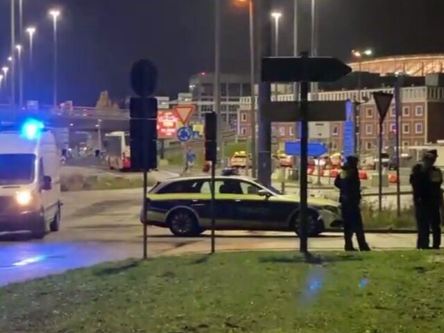 Прорвавшийся в аэропорт Гамбурга мужчина удерживает в машине двух детей – СМИ