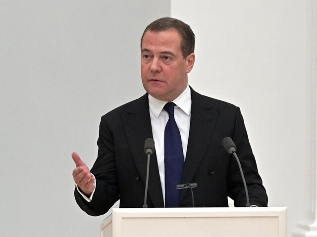 Медведев заявил о важности решения проблем россиян на фоне режима 