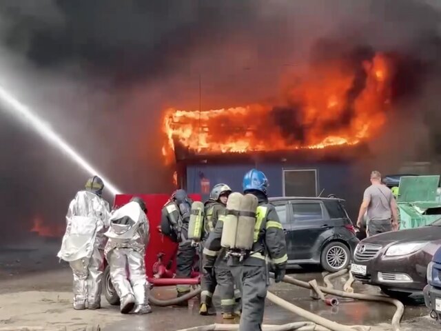Пожар в ангаре в Петербурге локализовали