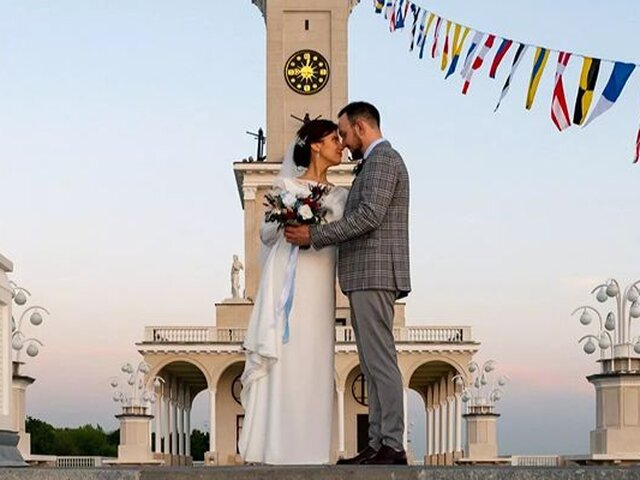 Более 1 500 пар поженились летом на открытых площадках в Москве