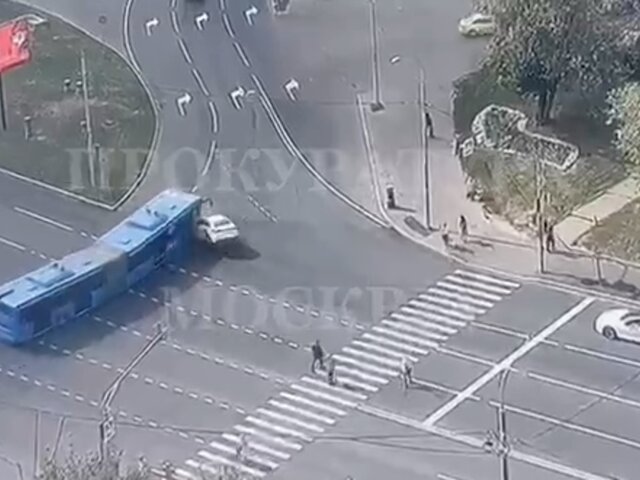 Момент столкновения каршеринга с автобусом в Москве попал на видео