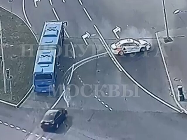 Водитель каршеринга влетел в автобус в Москве и сбежал с места ДТП