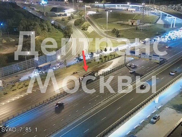 На Ярославском шоссе в Москве грузовик перевернулся на проезжую часть