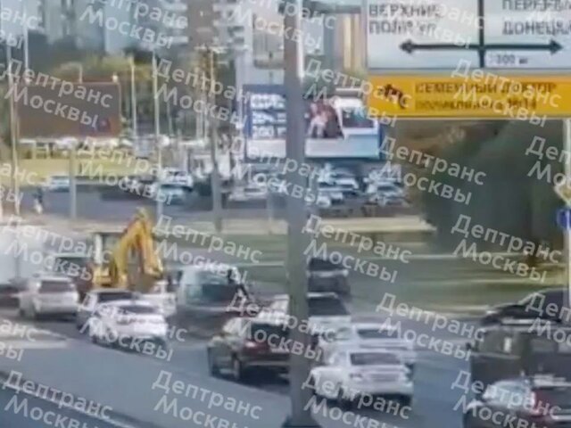 Автомобиль наехал на двух пешеходов на юго-востоке Москвы