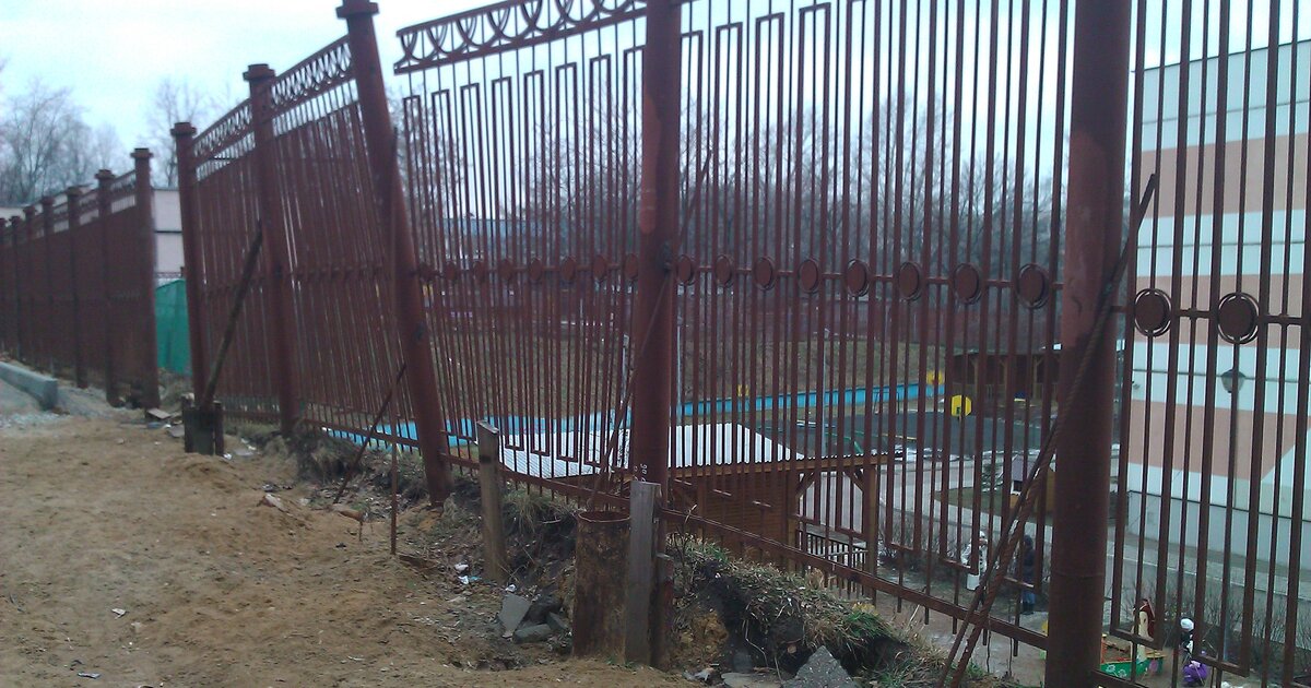 Украли забор. Перекошенный забор. Плохой забор. Забор вокруг детского сада.