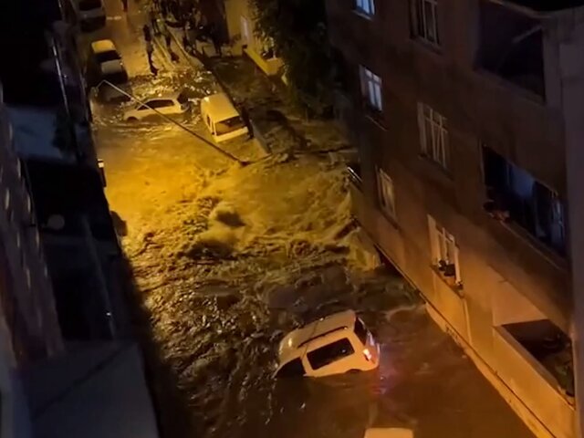 В Стамбуле один человек погиб в результате наводнения, возникшего после ливня