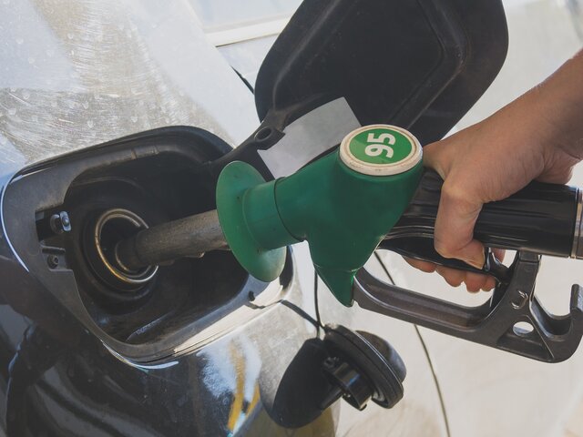 Новак поручил принять срочные меры по снижению стоимости топлива на АЗС