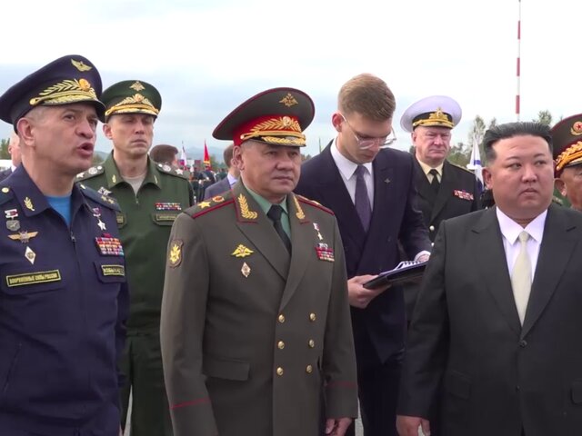 Ким Чен Ыну продемонстрировали современное российское вооружение на аэродроме Кневичи