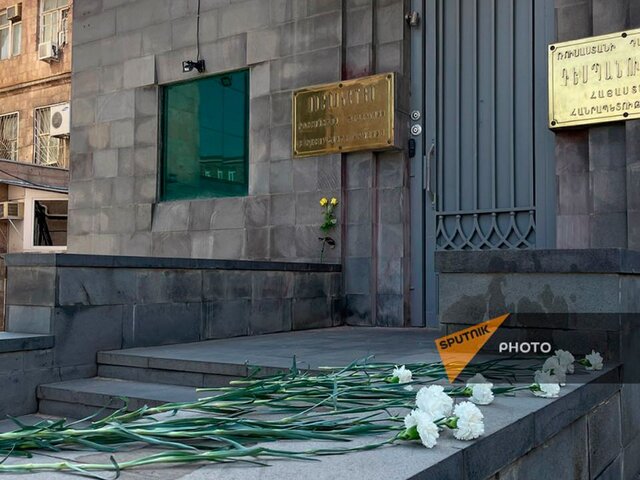 Жители Еревана принесли цветы к посольству РФ в память о миротворцах