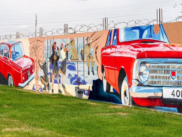 Изображения знаковых моделей автомобилей украсили стену у завода 