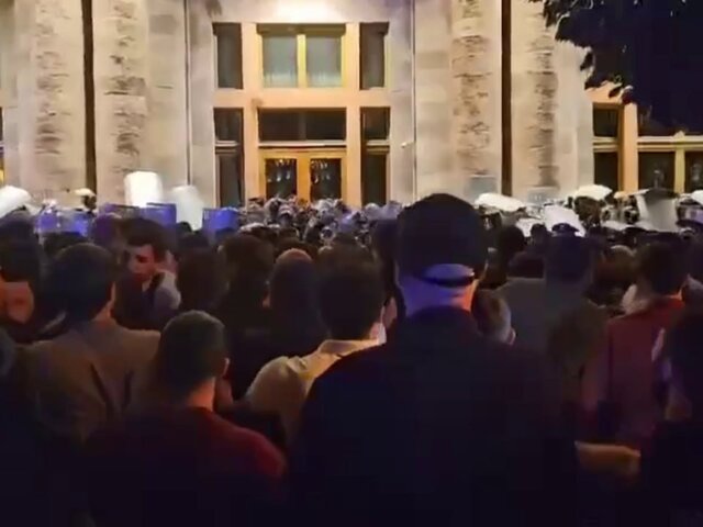 В центре Еревана начались столкновения манифестантов с полицией