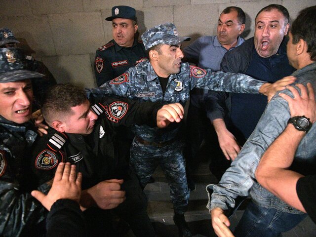 34 человека, в том числе 16 полицейских, пострадали при стычках у здания кабмина Армении
