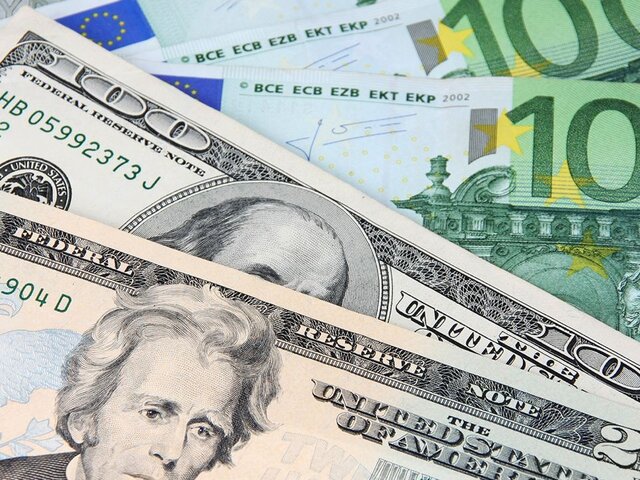 Курс евро опустился ниже 1,05 доллара впервые с начала года