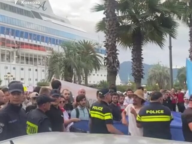 Бунт у корабля: в Сети осудили митинги против лайнера с туристами из РФ в Батуми