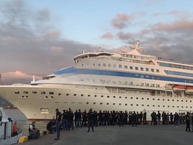 Круизный лайнер Astoria Grande с россиянами на борту покинул порт Батуми