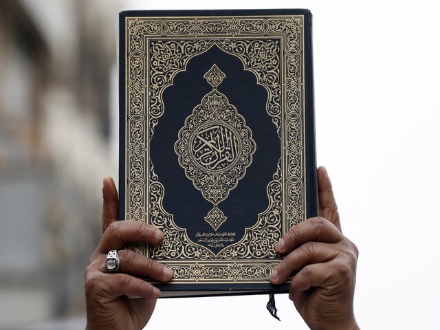 Коран вновь сожгли у здания парламента в Стокгольме