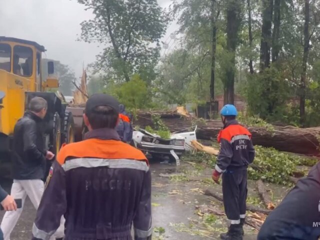Один человек погиб и несколько пострадали в результате урагана в Черкесске