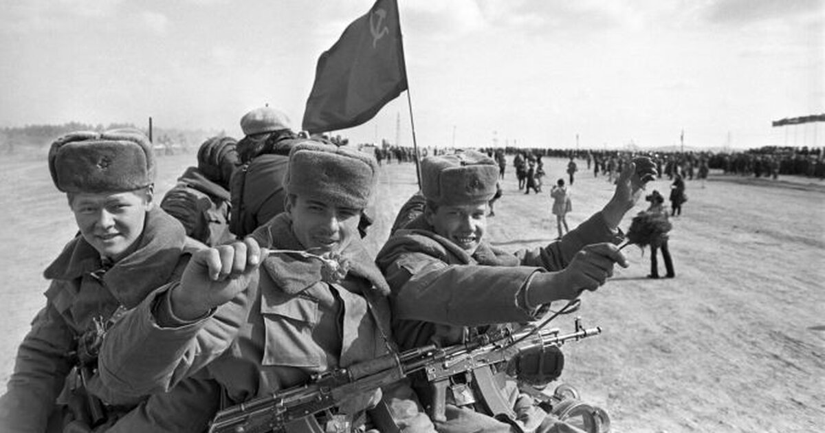 Хотя собранные на границе советские войска. Советская армия. Советские войска в Афганистане. Солдат СССР. Советские солдаты в Афганистане.
