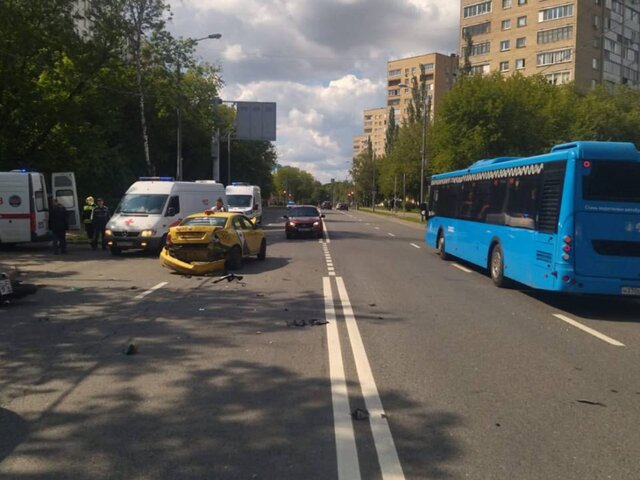 Автомобиль и два мотоцикла столкнулись на северо-западе Москвы