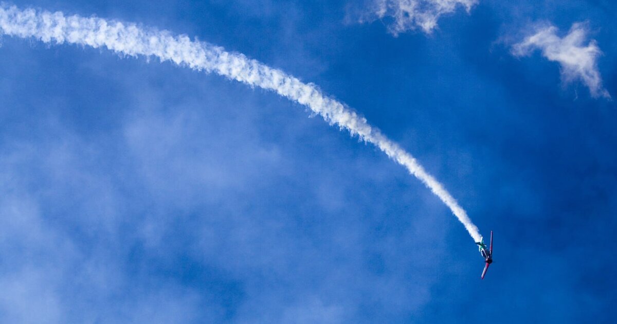 Мертвая петля. Высший пилотаж самолеты. Полет на як 52. Пилот высшего пилотажа. Пилоты стрижей.