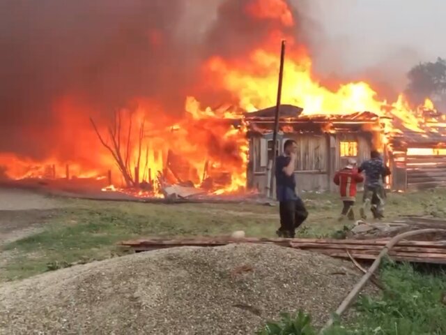 Власти пообещали восстановить сгоревшие в свердловском селе Шайдуриха дома