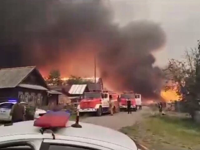 Два природных пожара на площади 192 га тушат около поселка Шайдуриха