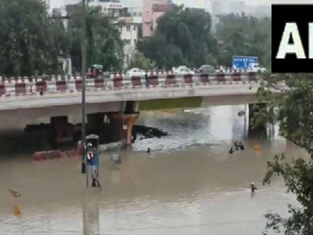 Более 20 тыс человек эвакуировали из-за выхода реки из берегов в Дели