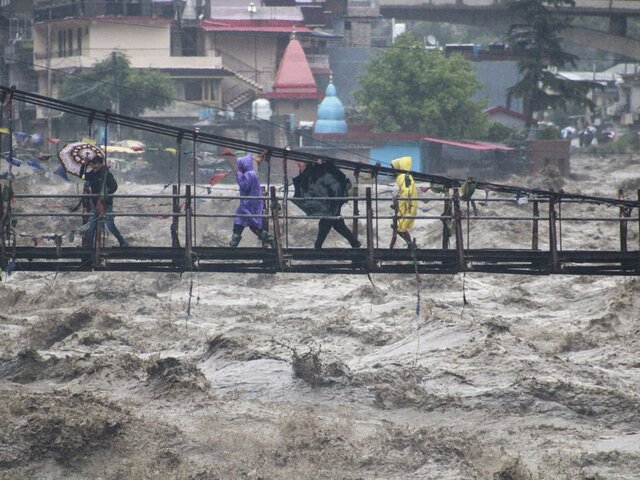 Группа из 15 российских туристов была заблокирована в горах Индии из-за наводнений