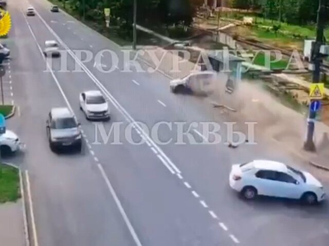 Момент ДТП на Саранской улице в Москве попал на видео