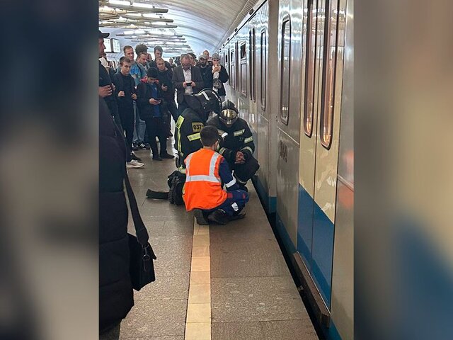 Человек упал под поезд на станции 