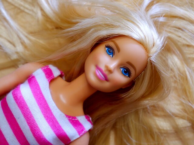 Более половины россиян заявили, что любовь к розовому цвету им привила кукла Barbie
