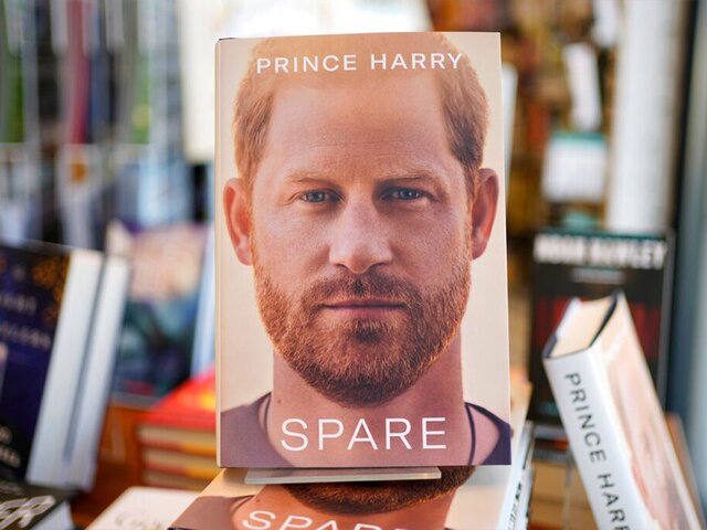 Британский туроператор хочет раздать выброшенные в отпусках мемуары принца Гарри – СМИ