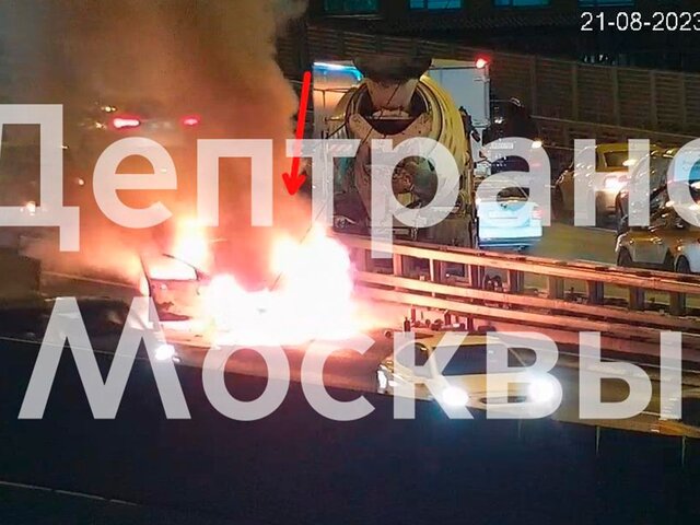 Автомобиль загорелся на Нижегородской эстакаде в Москве
