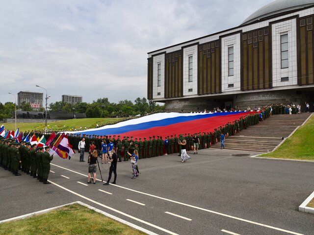 Москва онлайн покажет, как волонтеры развернут огромный флаг России около Музея Победы