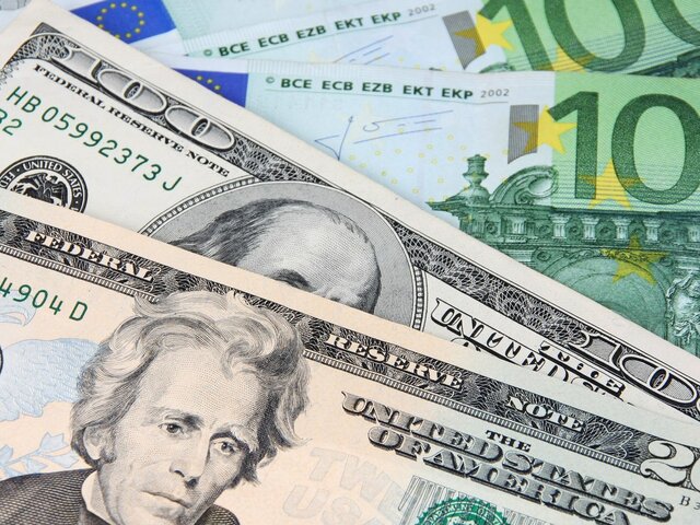 ЮниКредит Банк введет комиссию за внесение наличных евро и долларов