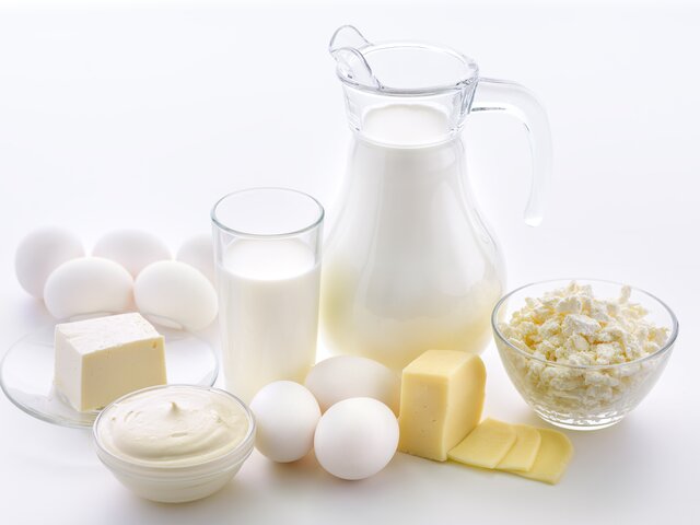 Экономист заявила, что ослабление рубля может привести к подорожанию молока и яиц