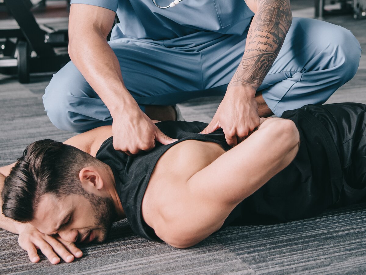 Растяжение мышц плеча