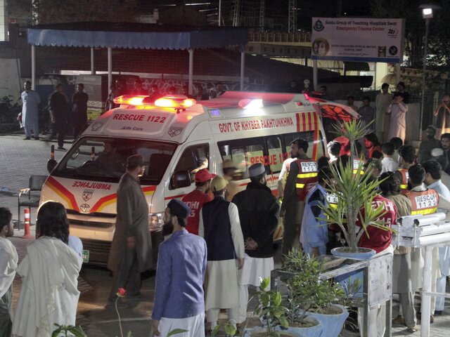 Не менее 30 человек погибли в результате схода поезда с рельсов на юго-востоке Пакистана