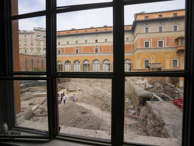 Десятилетнего мальчика ранил кусок кровли, оторвавшийся от крыши старинного здания в Риме