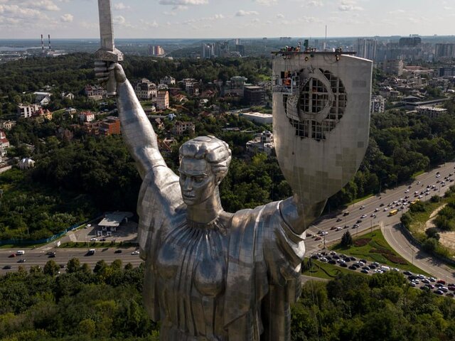 В Киеве не смогли установить трезубец на монумент 