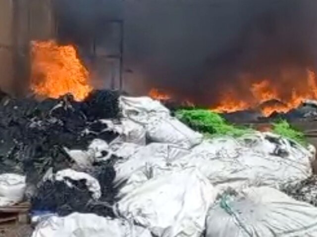 Пожарные полностью ликвидировали возгорание на предприятии в Яхроме