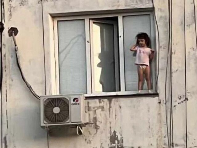 В Каспийске полицейские спасли двухлетнюю девочку, едва не выпавшую с девятого этажа