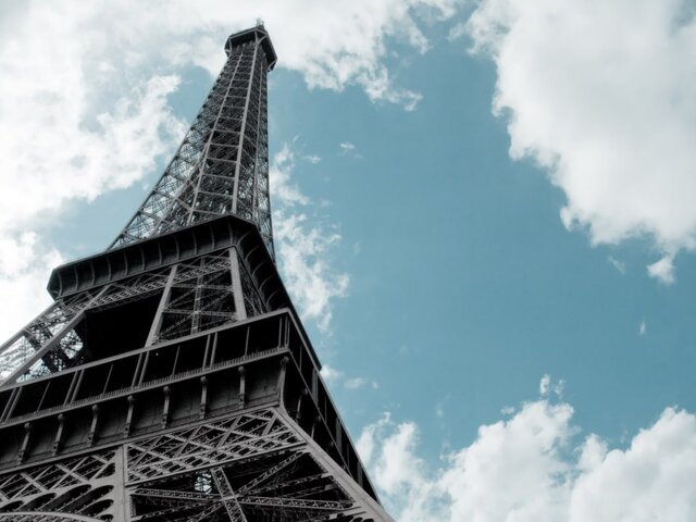 В Париже эвакуировали посетителей Эйфелевой башни из-за угрозы взрыва – СМИ