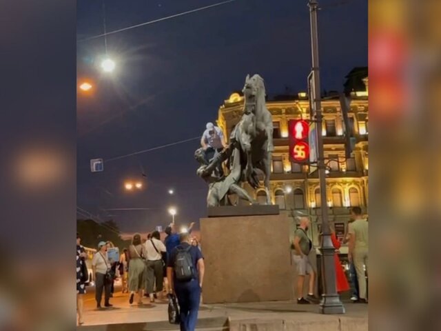 В Санкт-Петербурге мужчина устроил фотосессию, забравшись на коня на Аничковом мосту
