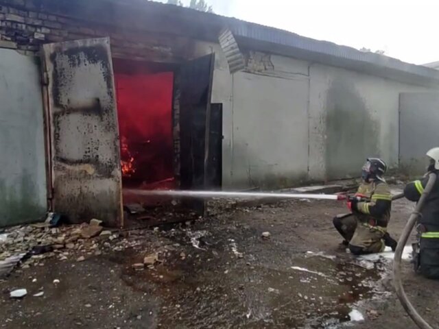 Открытое горение ликвидировали на складе в Саратове