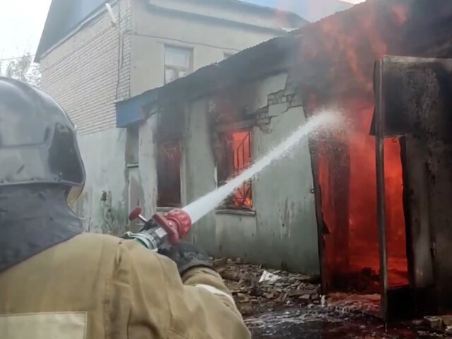 Пожар произошел на складе с этиловым спиртом в Саратове